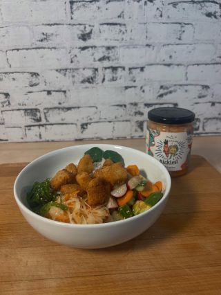 Vegetariánské poké, které zvládne každý🌿✨ Začneme rýží – uvaříme ji jak jsme zvyklí a necháme vychladnout, aby se nám s ní...